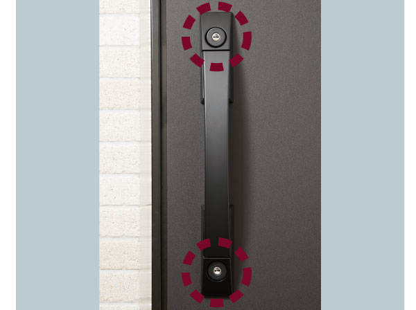 Security.  [Double Rock] In order to prevent the illegal invasion from the front door, It was provided with a key to the two locations of the door.