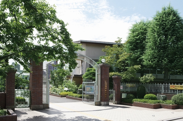 Saitama City Coast Junior High School. 1947 founding, Junior high school with a history of 66 years (an 8-minute walk / About 640m)