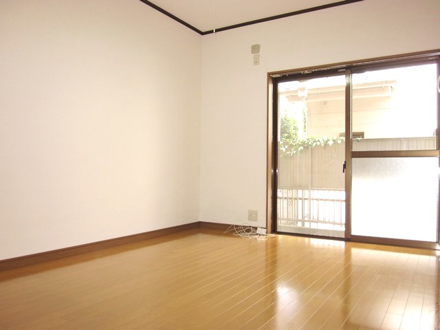Living and room. ☆ This room bright sunshine enters ☆