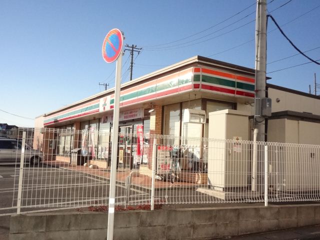 Convenience store. 320m to Seven-Eleven (convenience store)