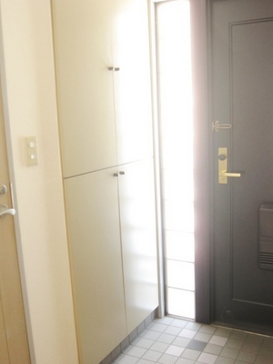Entrance. Katazuki also shoes with large storage