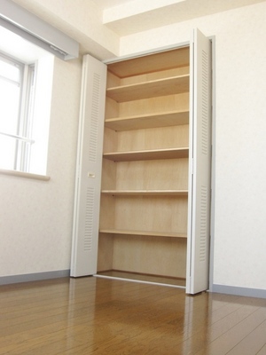 Receipt. Western-style large storage in there