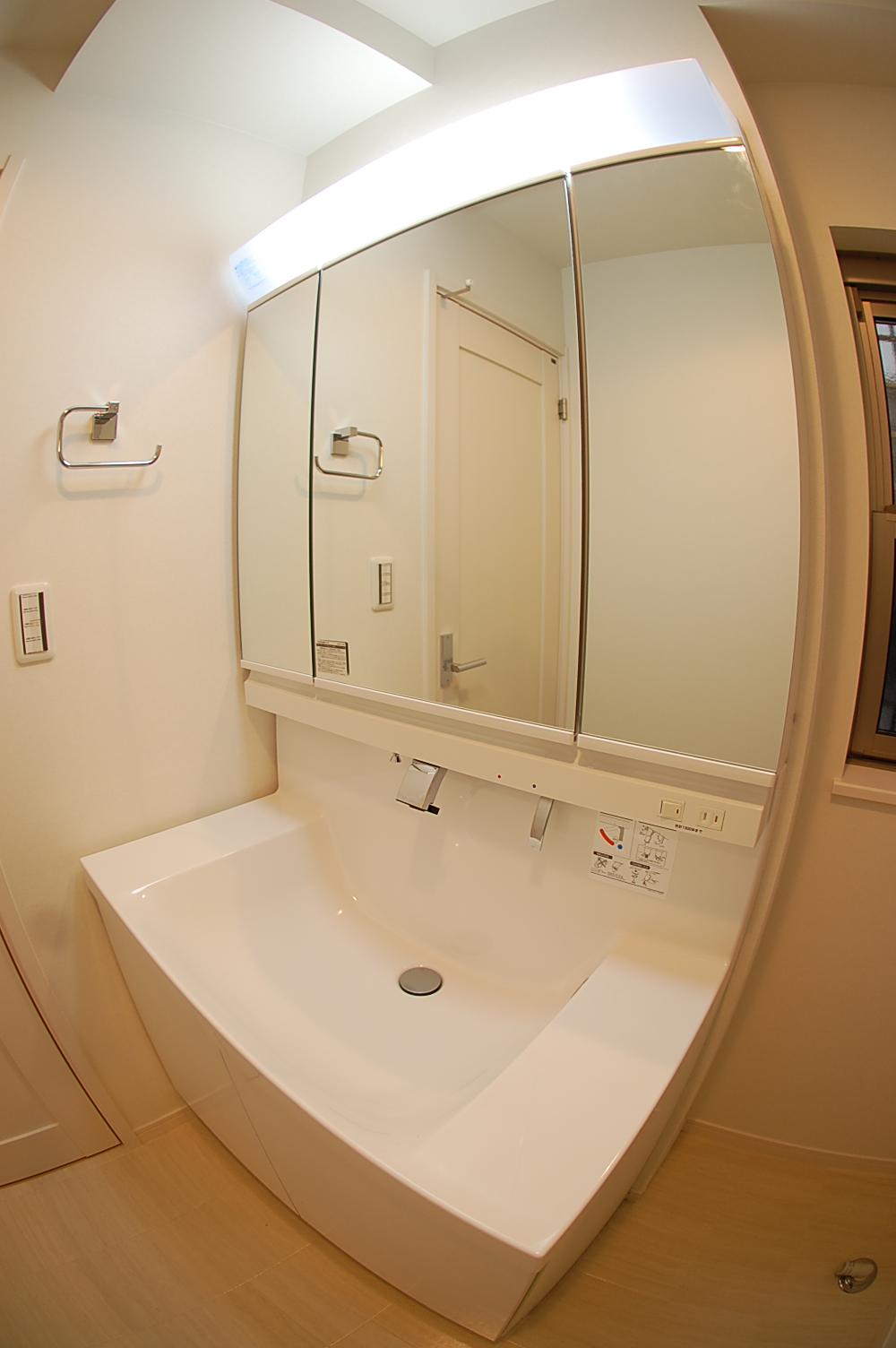 Wash basin, toilet. Wash basin with a shower of big success in the morning of the dressing