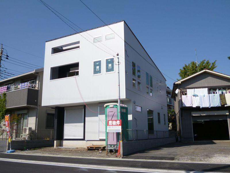 Local appearance photo. South Yang per good on the sidewalk with a road