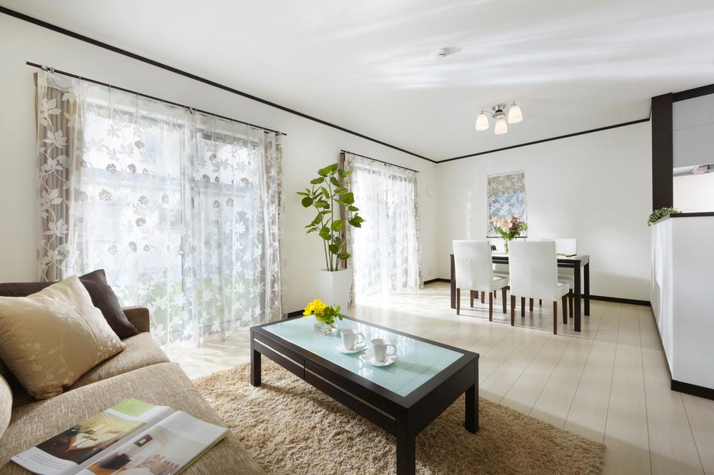 Same specifications photos (living). Shine in a bright light, Spacious living-dining. There is a feeling of opening and more than two-sided lighting in all of the plan. Corresponding happy open kitchen is on parenting mom. Standard equipped with a floor heating to warm from further feet a family reunion in the living room. 