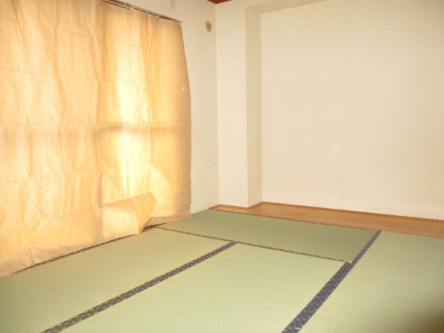 Living and room. Tatami rooms to settle