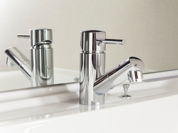 Bathing-wash room.  [Pull-out basin faucet] Adopted is likely to faucets clean the bowl withdraw nozzle.