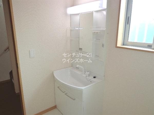 Wash basin, toilet. 1 Building