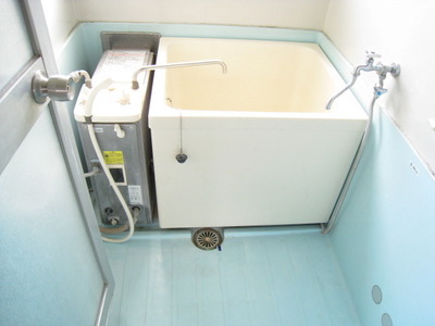 Bath. Tub is small but, You can Reheating! 