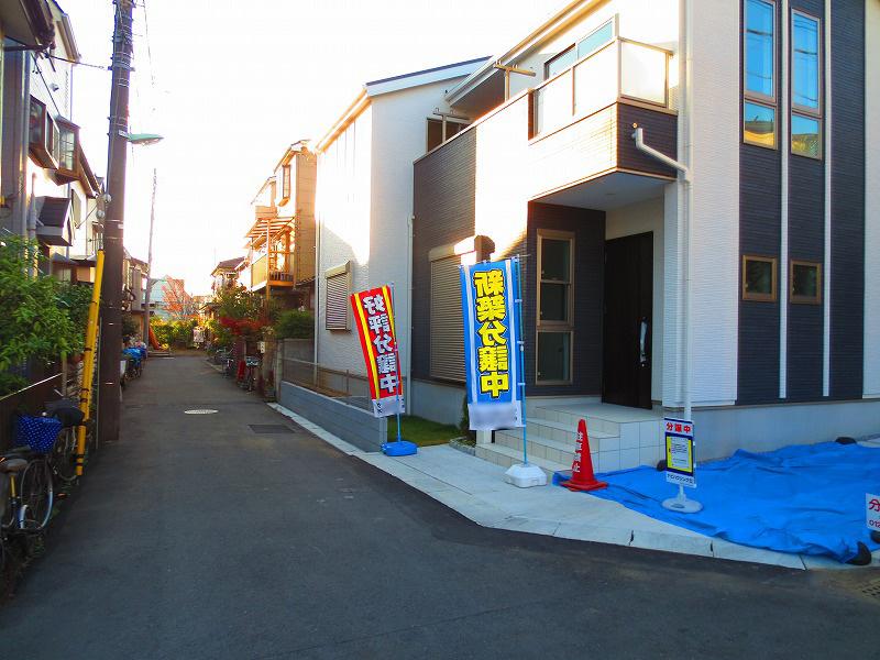 Local photos, including front road. Local (12 May 2013) Shooting