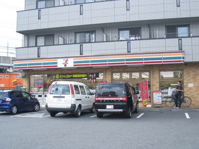 Convenience store. 600m to Seven-Eleven (convenience store)