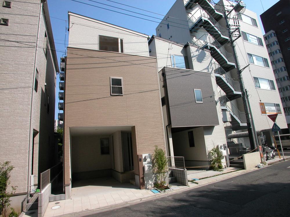 Local photos, including front road. Commuting convenient location