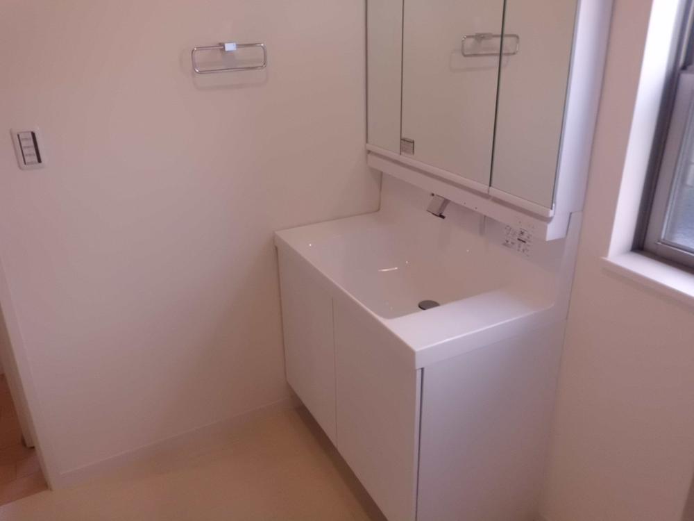 Wash basin, toilet. Wash basin with a shower of big success in the morning of the dressing