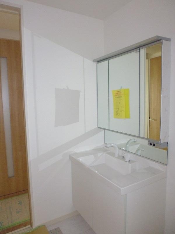 Wash basin, toilet. Indoor (11 May 2013) Shooting