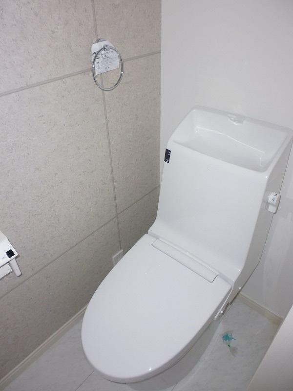 Toilet. Indoor (11 May 2013) Shooting