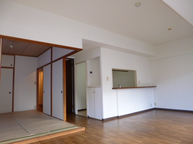 Living and room. Spacious 71.62 square meters ・ LDK15.3 Pledge!