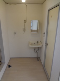 Washroom. Independent wash basin