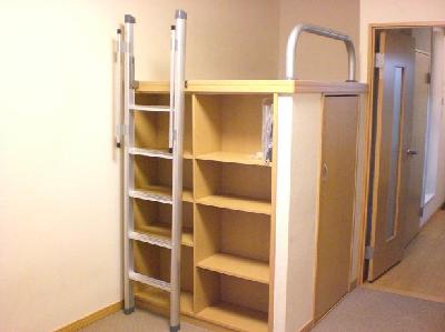 Living and room. 1F flooring, Laying 2F rug