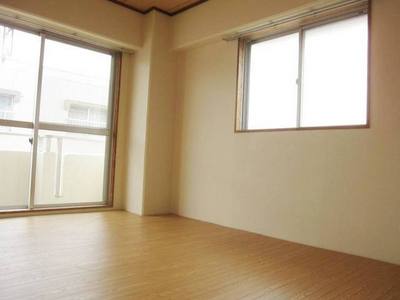 Living and room. We spread the floor mat!