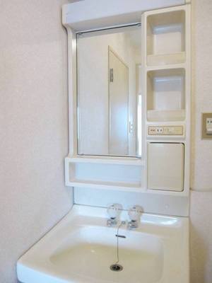 Washroom. There washbasin independent!