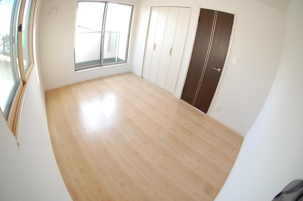 Non-living room. Flat floor who lost a step