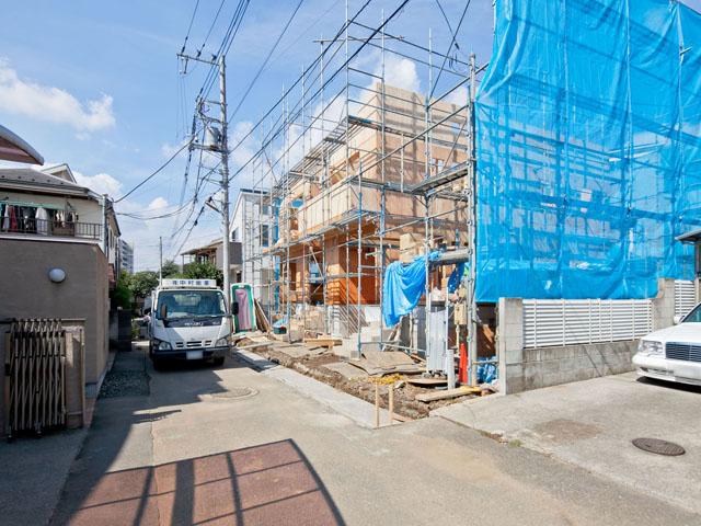 Local photos, including front road. Public road surface