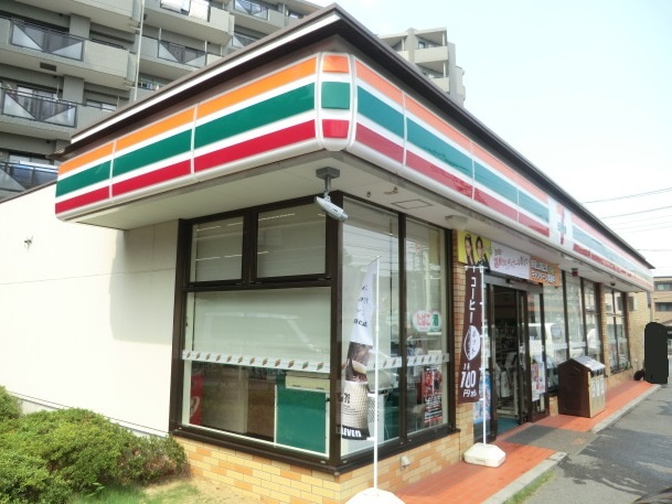 Convenience store. Seven-Eleven (convenience store) to 400m