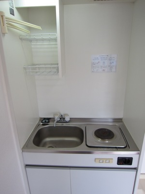Kitchen. Towel over ・ Bottom with storage of kitchen ☆