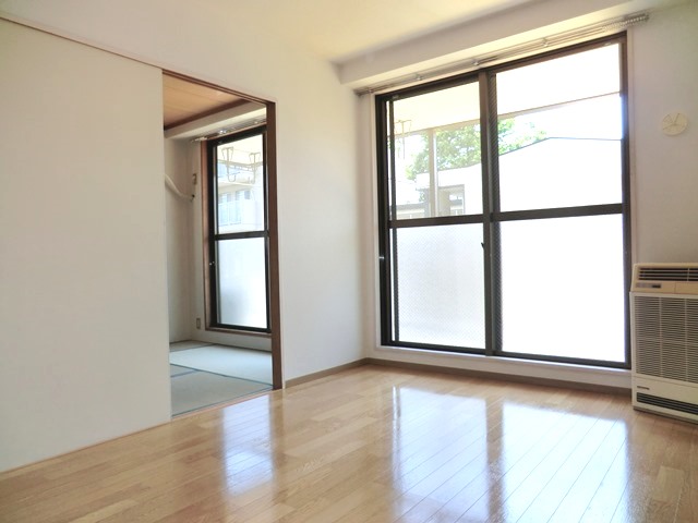 Living and room. South, Facing 2 room ☆