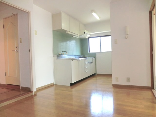 Living and room. Spacious kitchen, There are window ☆