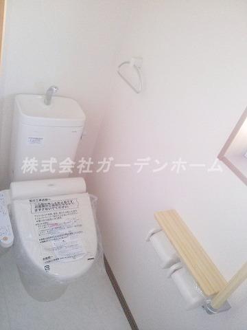 Toilet. Indoor (11 May 2013) Shooting