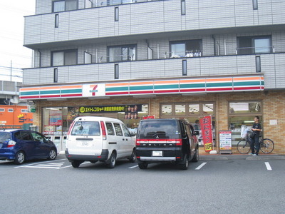 Convenience store. 300m to Seven-Eleven (convenience store)