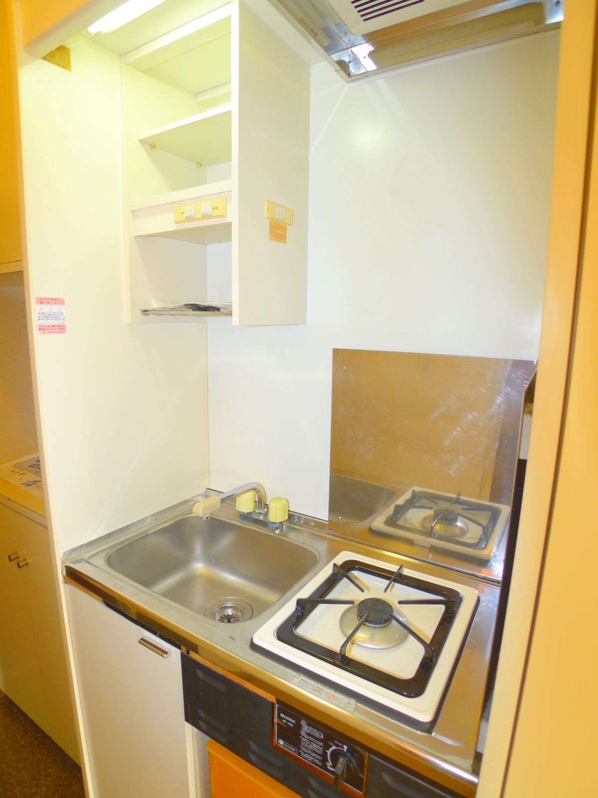Kitchen. With gas stove!
