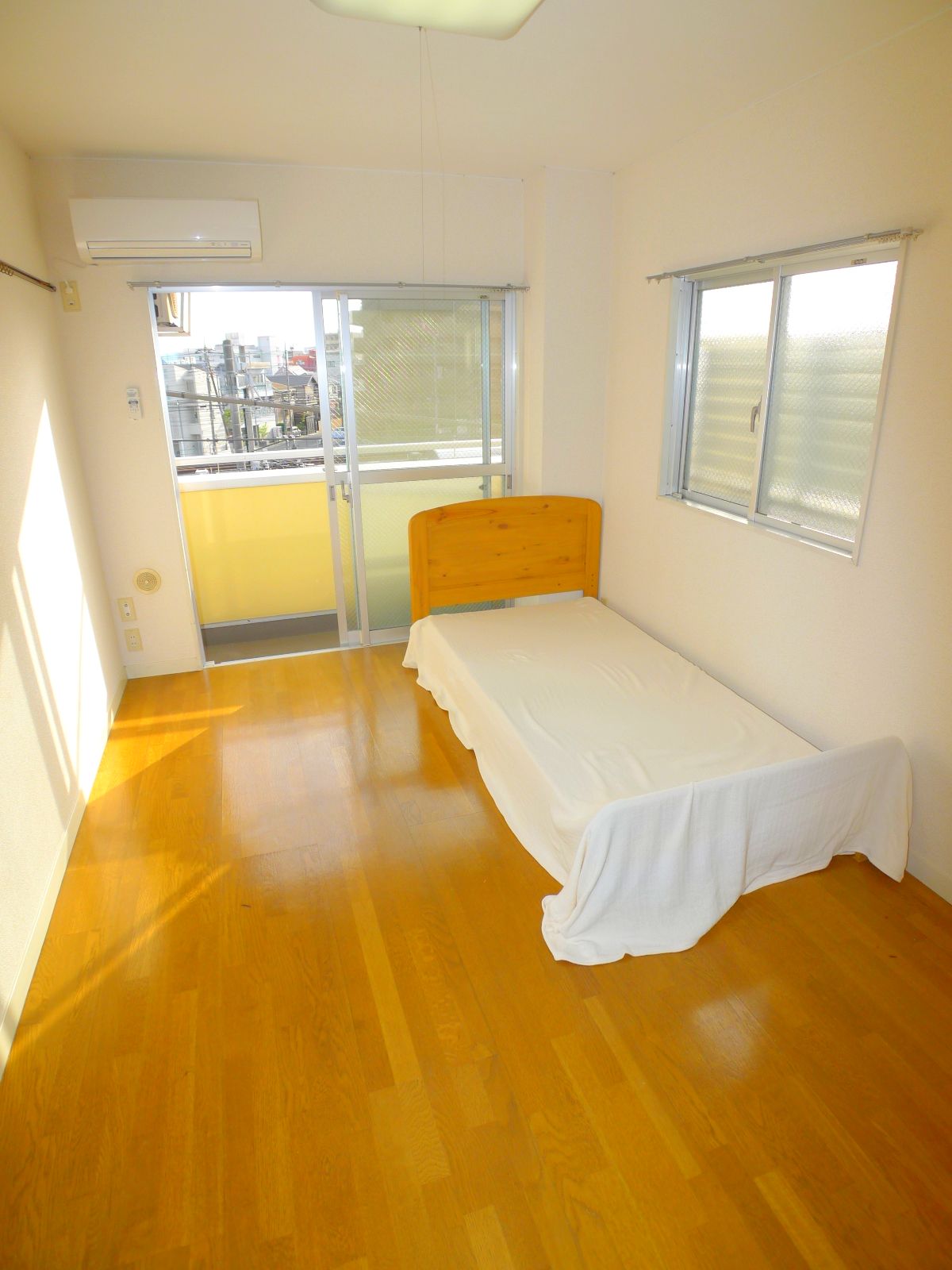 Living and room. Bed is an image!
