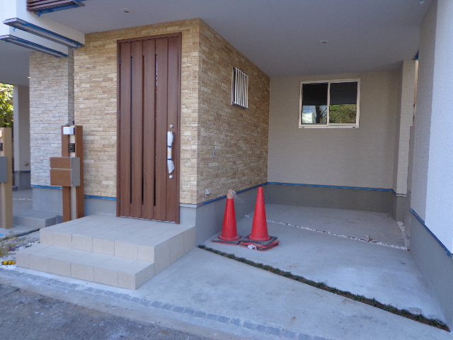 Entrance. ☆ Entrance part ☆ There is one car space ☆