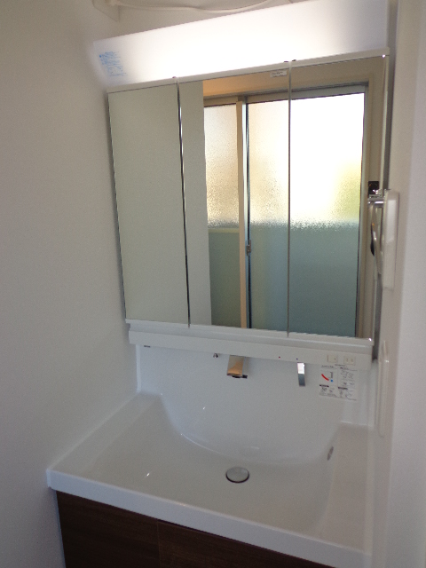 Washroom. ☆ Convenient Shampoo dresser ☆ Three-sided mirror ☆