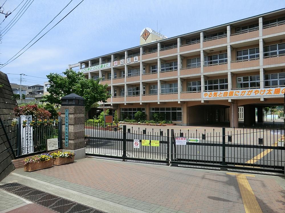 Junior high school. Oyaba 590m until junior high school