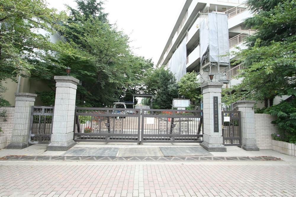 Junior high school. 900m to Saitama City Tatsuta Island junior high school