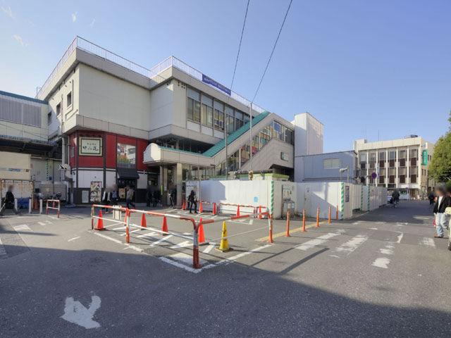 station. 1600m to bracken Station