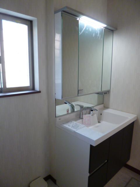 Wash basin, toilet. Indoor (10 May 2012) shooting