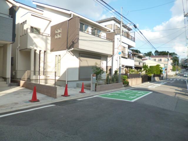 Local photos, including front road. Local (10 May 2012) shooting