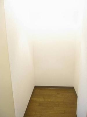 Other room space. Small closet