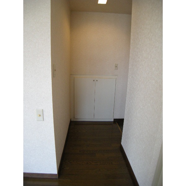Entrance. Entrance before and Kutsuire