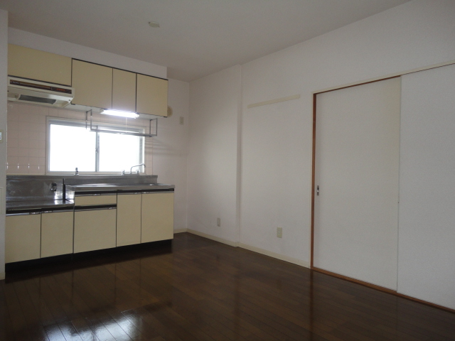 Living and room. ☆ DK6 Pledge ☆ The photograph is in a separate room.