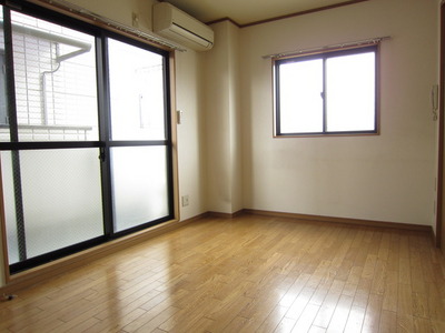 Living and room. Since the room window of the two-sided lighting there are two well-ventilated ◎