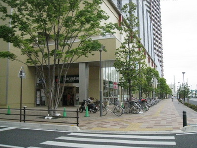 Supermarket. 1000m to Maruetsu (super)