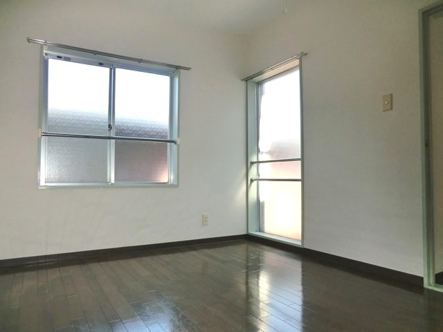 Living and room. There are two Men'irodori light ☆