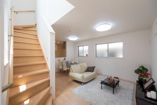 Same specifications photos (living). Living example of construction (same specifications)