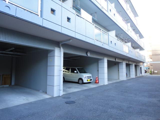 Parking lot. ☆ There is covered parking on site ☆