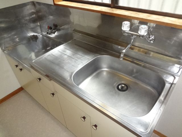 Kitchen. Spacious dining. Kitchen supplies are many okay